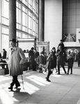 170229 Afbeelding van treinreizigers in de hal van het N.S.-station Rotterdam C.S. te Rotterdam.